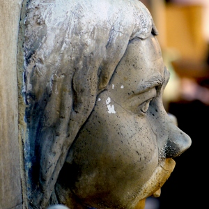 Suculpture de visage enfantin sur une fontaine - France  - collection de photos clin d'oeil, catégorie clindoeil